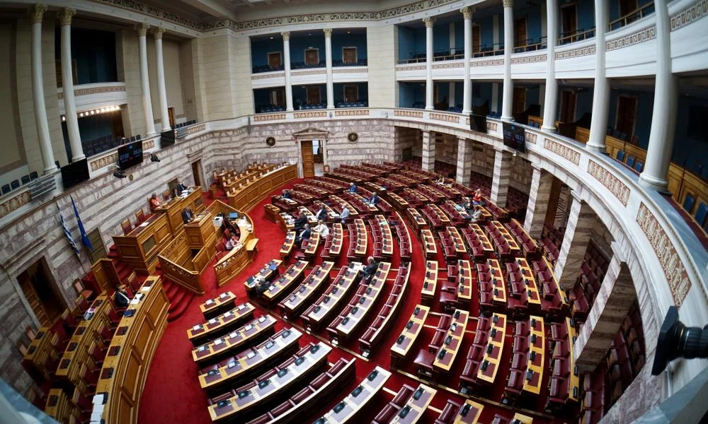 Αναβλήθηκαν οι συνεδριάσεις της Βουλής λόγω της τραγωδίας στα Τέμπη